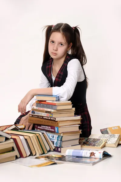 Teenie-Mädchen mit vielen Büchern — Stockfoto