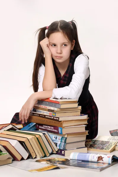 十几岁的女孩有很多的书 — 图库照片