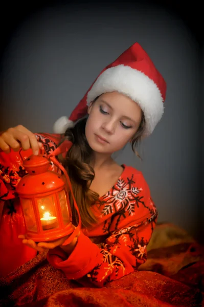 Ragazza in cappello Babbo Natale — Foto Stock