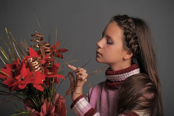 Κορίτσι με Χριστουγεννιάτικα λουλούδια-κλαδιά — Φωτογραφία Αρχείου