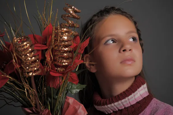 Κορίτσι με Χριστουγεννιάτικα λουλούδια-κλαδιά — Φωτογραφία Αρχείου