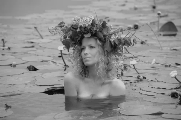 Sjöjungfru i vattnet — Stockfoto