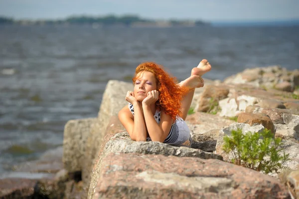 Kırmızı saçlı denizci kız — Stok fotoğraf