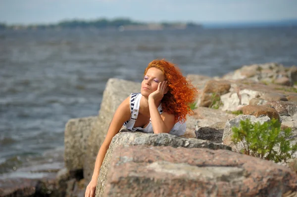 Czerwone włosy żeglarz dziewczyna — Zdjęcie stockowe