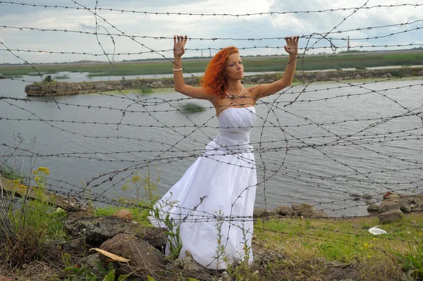 Bride with barbed wire — Stock Photo, Image