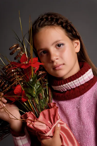 Flicka med julblommor — Stockfoto