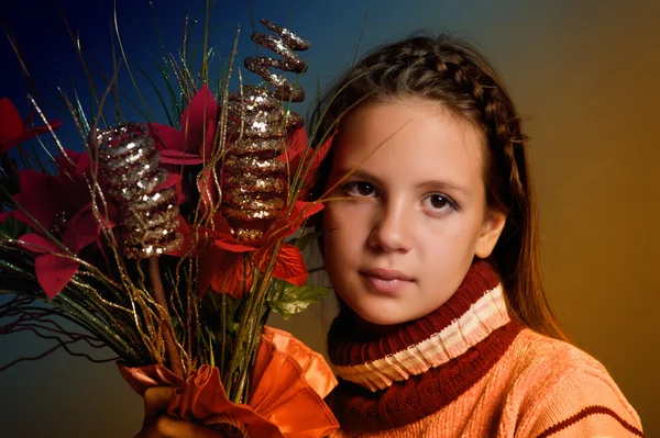 Chica con flores de Navidad — Foto de Stock