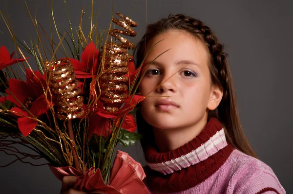 Mädchen mit Weihnachtsblumen — Stockfoto