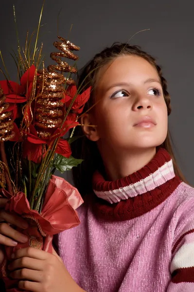 Дівчина з різдвяними квітами — стокове фото