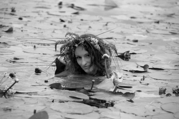 Sirena en el agua —  Fotos de Stock