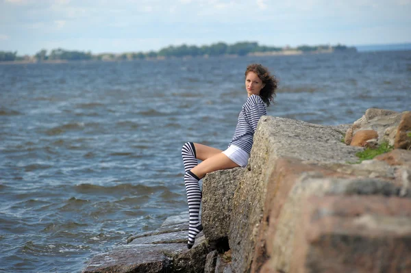 Una joven en la orilla del mar — Foto de Stock