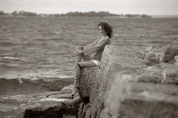 Una joven en la orilla del mar — Foto de Stock