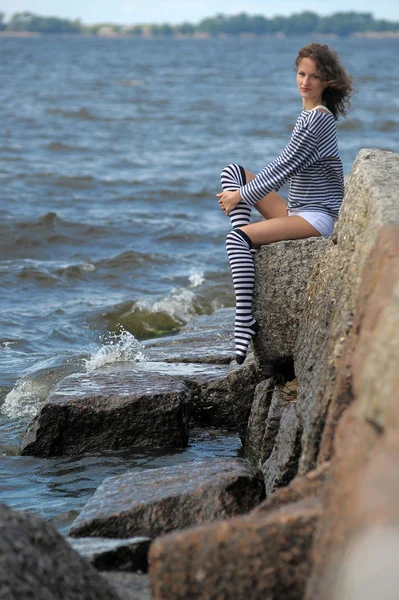 Una joven en la orilla del mar —  Fotos de Stock