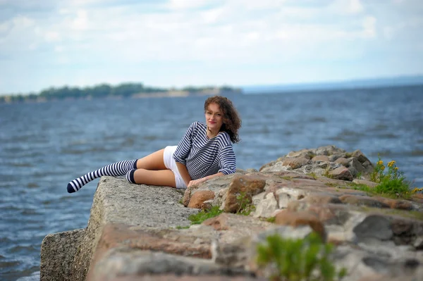 Deniz kıyısına bir genç kız — Stok fotoğraf
