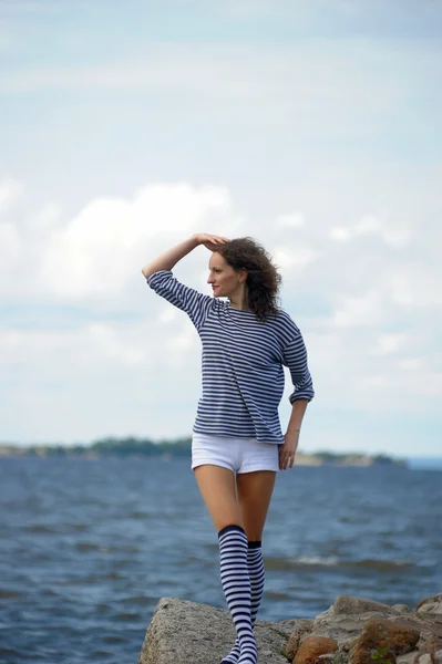 Una giovane ragazza in riva al mare — Foto Stock