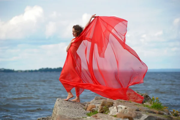 Mujer joven disfrutando del viento — Foto de Stock