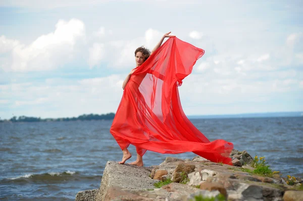 Fiatal nő élvezi a szél — Stock Fotó