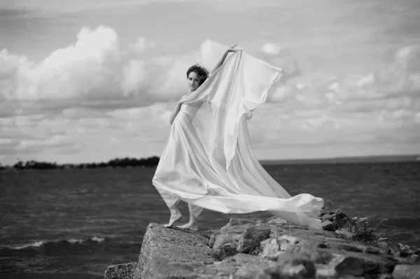 Mladá žena se těší vítr — Stock fotografie