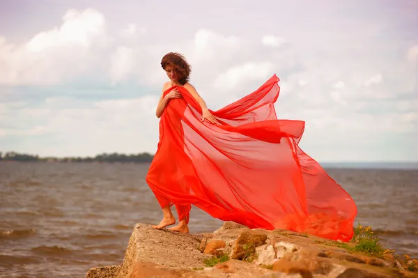 Mujer joven disfrutando del viento —  Fotos de Stock