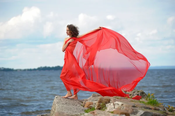 Ung kvinna njuter av vinden — Stockfoto