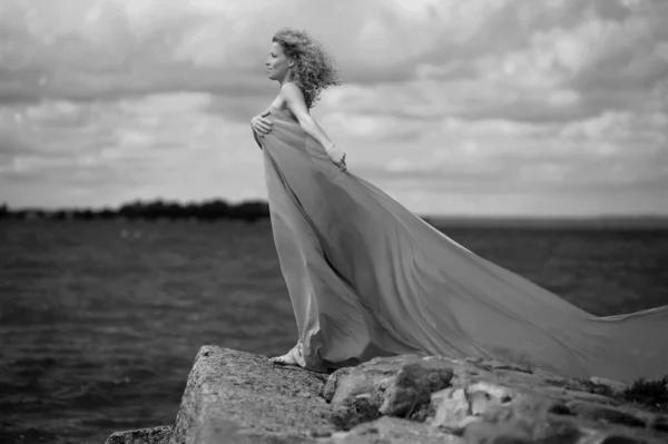 Молодая женщина наслаждается ветром — стоковое фото