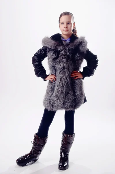 Девушка в меховой куртке — стоковое фото