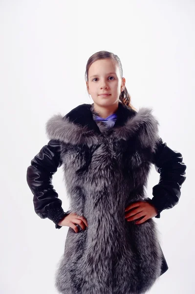 Meisje in een bont jas — Stockfoto