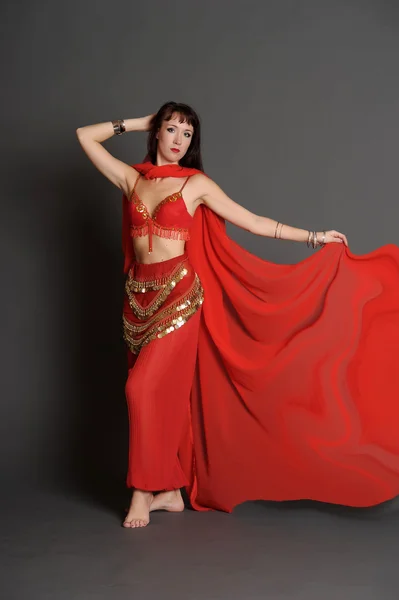 Женщина в костюме восточного танцора — стоковое фото