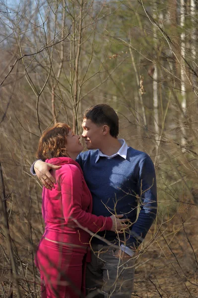 Kora tavasszal a szabadban szórakozik fiatal pár — Stock Fotó