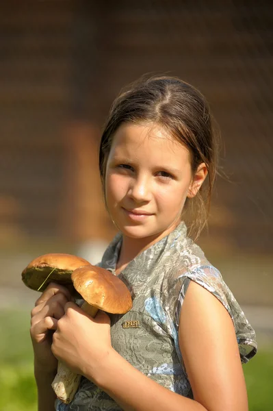Flickan med ceps flickan med karljohanssvamp — Stockfoto