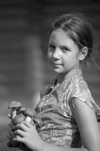 Porträtt av en flicka med en svamp — Stockfoto