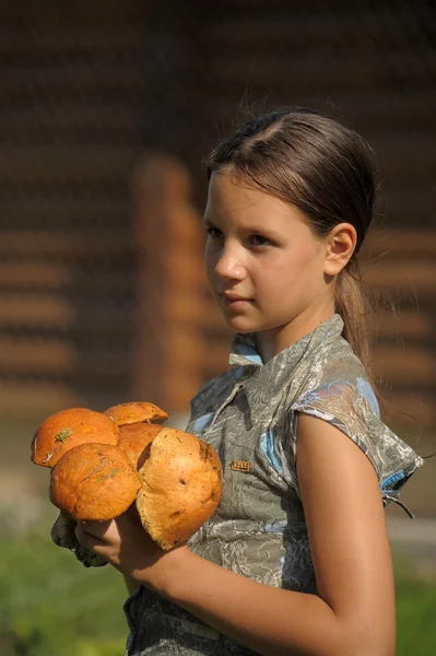 一个女孩用蘑菇的肖像 — 图库照片
