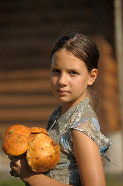 一个女孩用蘑菇的肖像 — 图库照片