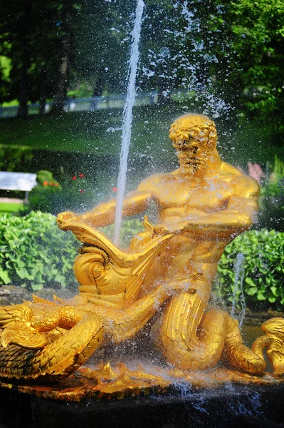 海神喷泉，彼得夏宫 — 图库照片