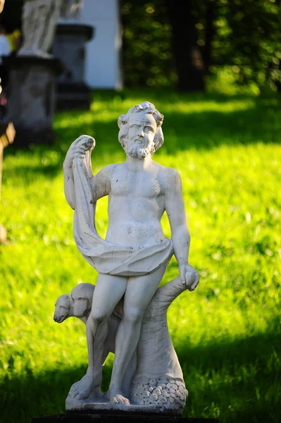Estatua en Peterhof, San Petersburgo —  Fotos de Stock