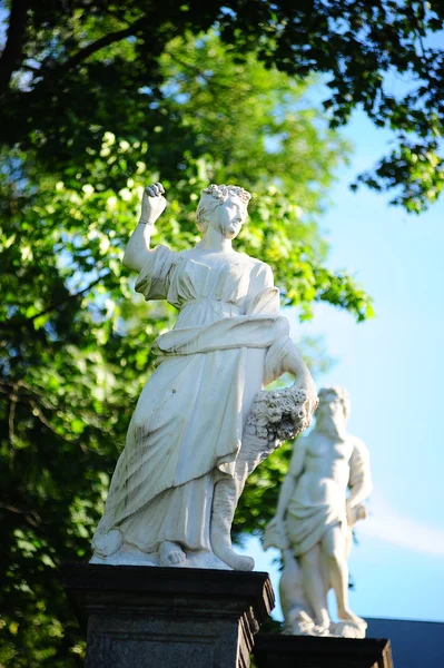 Pomnik w peterhof, st.petersburg — Zdjęcie stockowe