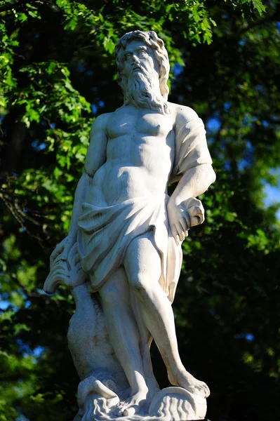 Estatua en Peterhof, San Petersburgo —  Fotos de Stock