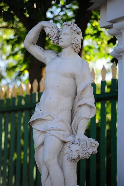 Estátua em Peterhof, St.Petersburg — Fotografia de Stock