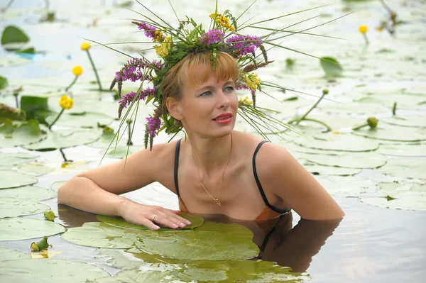 Ragazza in una ghirlanda d'acqua di fiori — Foto Stock