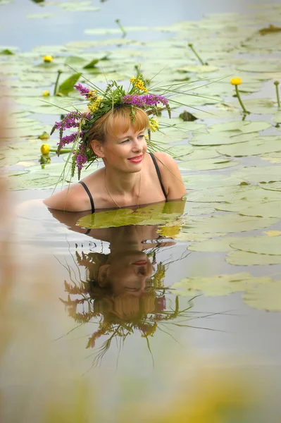 Chica en una corona de flores de agua — Foto de Stock