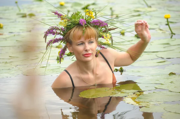 水の花の花輪の女の子 — ストック写真