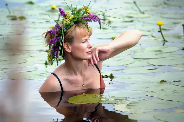 Девушка в венке с цветочной водой — стоковое фото