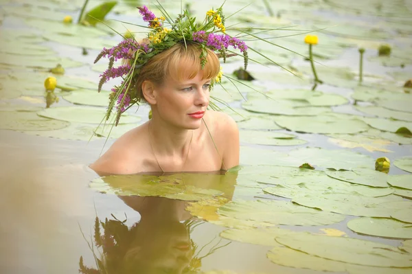 水の花の花輪の女の子 — ストック写真