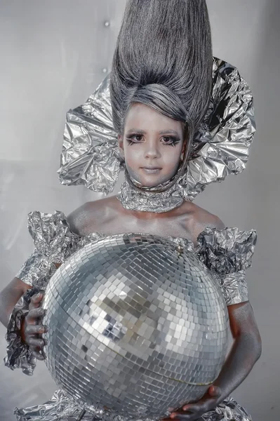 Menina em prata e papel alumínio — Fotografia de Stock