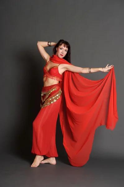 Kobieta w garnitur wschód tancerz — Zdjęcie stockowe