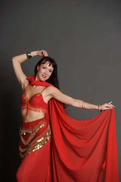 La mujer en traje de bailarina del este — Foto de Stock