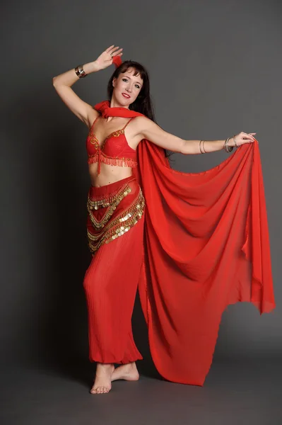 La femme en costume de danseuse orientale — Photo
