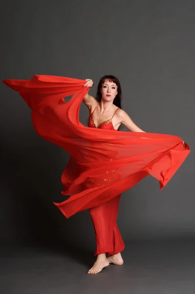 Kvinnan i en kostym av öst dansare — Stockfoto