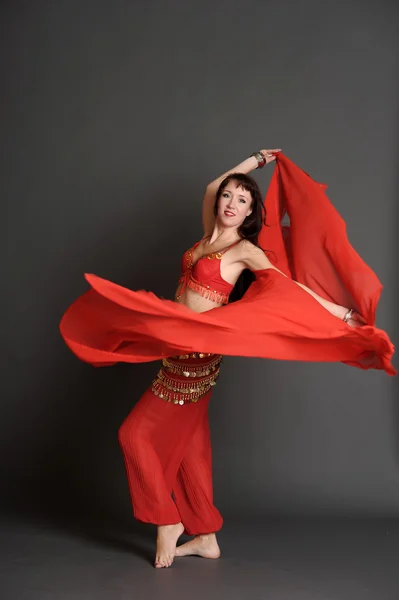 La femme en costume de danseuse orientale — Photo