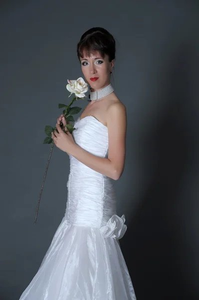 La mariée heureuse avec une rose blanche — Photo